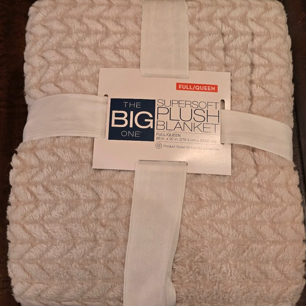 NWT - THE BIG ONE Supersoft Plush Blanket - Full/Queen